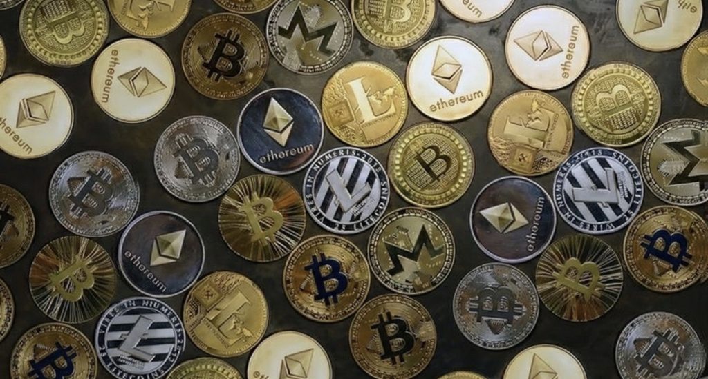 صورة توضيحية لعالم العملات الرقمية والبلوكشين تشمل البيتكوين والإيثيريوم والعملات المشفرة