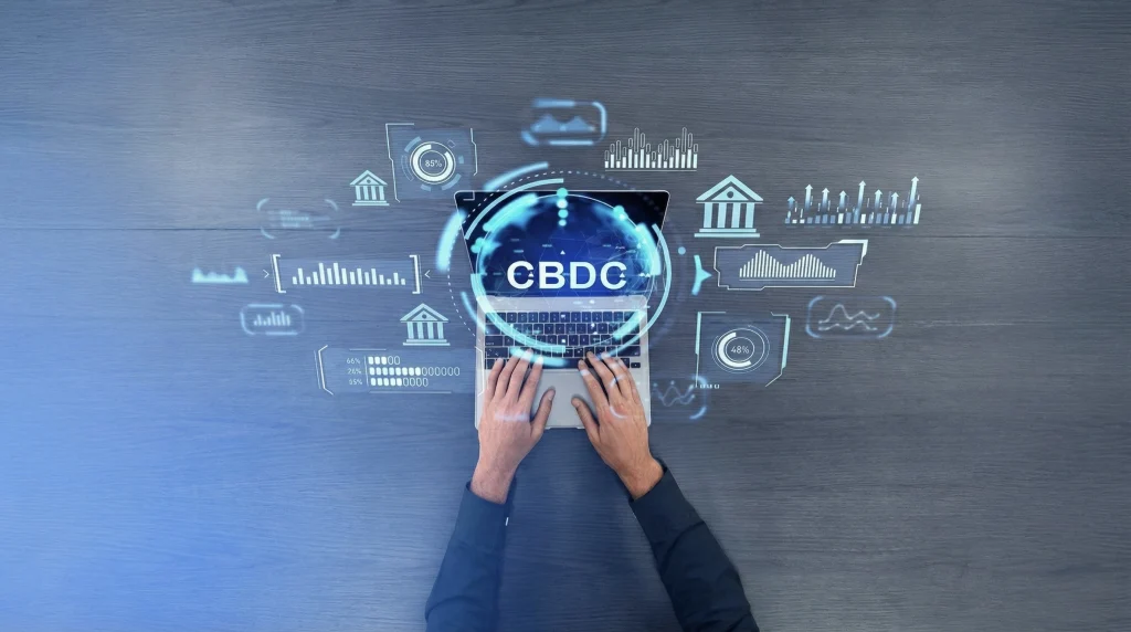(CBDC) هي نسخة رقمية من العملة الوطنية، يصدرها البنك المركزي ويديرها بشكل مباشر أو عبر نظام خاضع لإشرافه. من حيث القيمة، تعادل العملة الورقية التقليدية، لكنها توجد في شكل رقمي. ‎بعبارة أبسط: هي التزام رقمي مباشر على البنك المركزي، تمامًا مثل الأوراق النقدية، لكن دون شكل مادي.